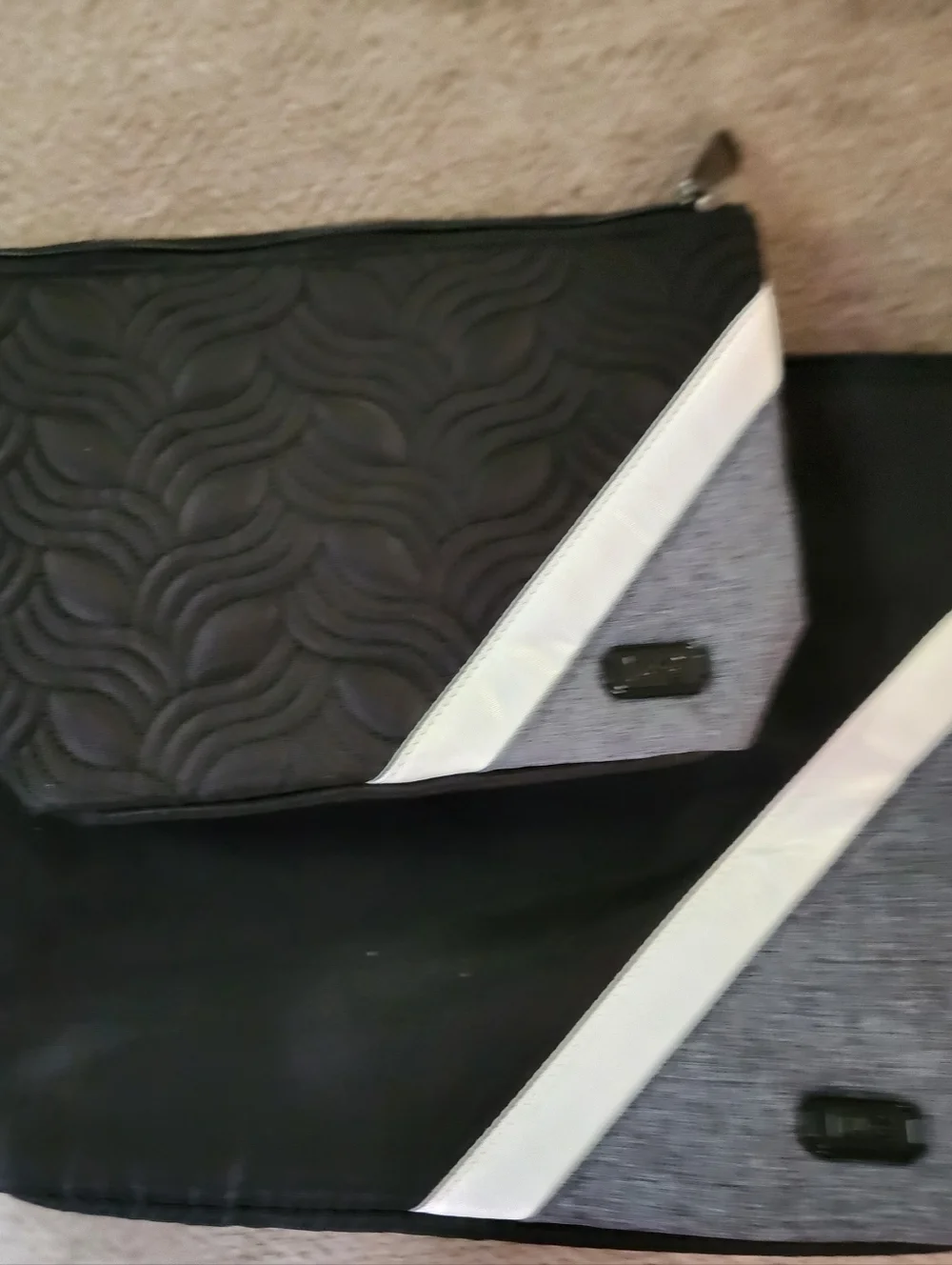 Lug Paddle Pouch 2pc Set Gray White Organizational~ Travel ~Beauty New w/out tag